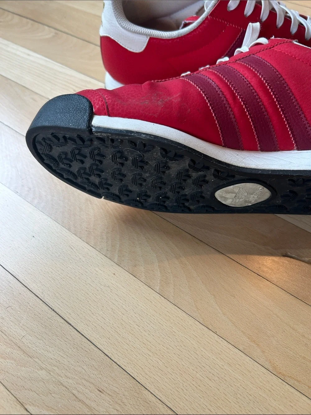 🔥 Adidas Samoa Red & White Men’s Sneakers – Size 10.5 🔥